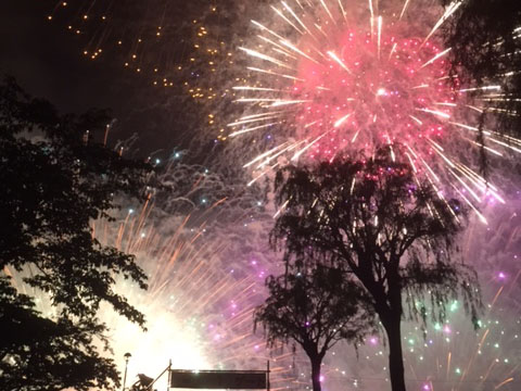 諏訪湖花火大会2017。今年は雨模様で空が光った！！