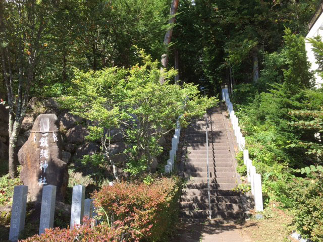 長野 飯綱高原 大座法師池近くに神社があった。